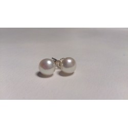 Small pearl stud