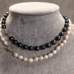 Pearl necklace with rose